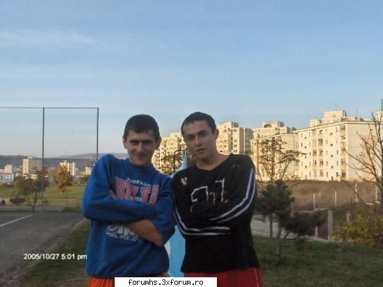 Poze cu userii de pe forum - Is ala din dreapta..eram la fotbal =)) - Carciuma